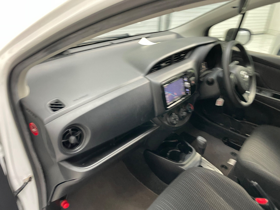 2017 Toyota Yaris - image 21