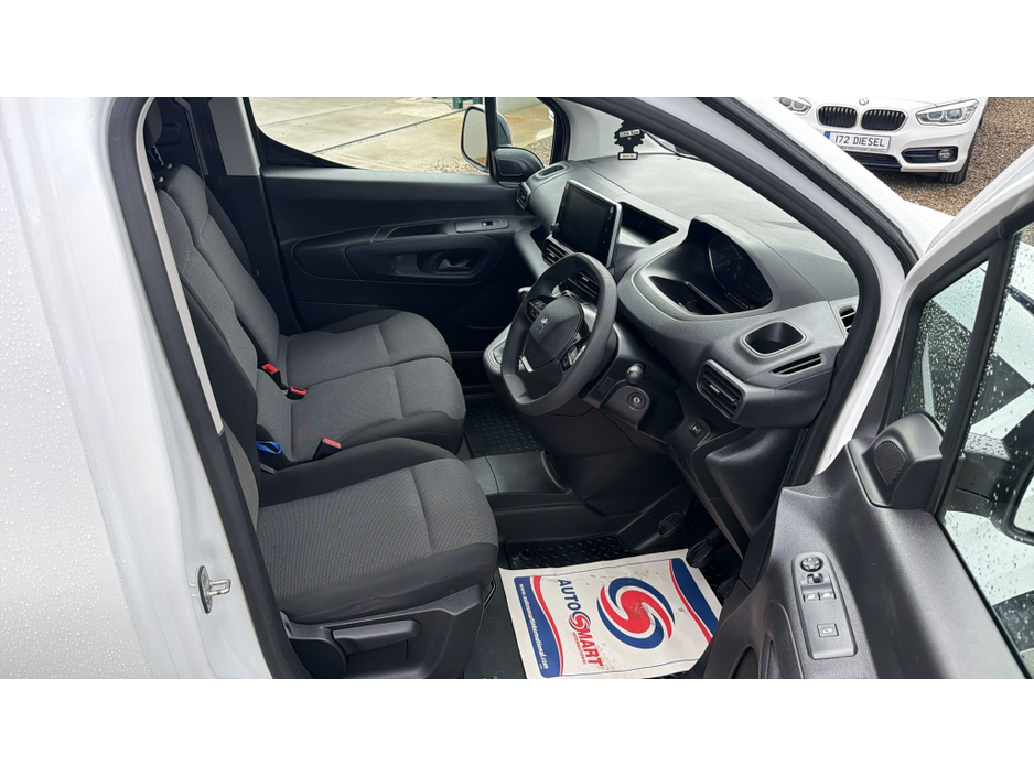 2022 Peugeot Partner - image 7
