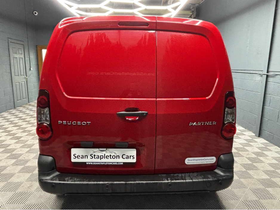 2018 Peugeot Partner - image 2
