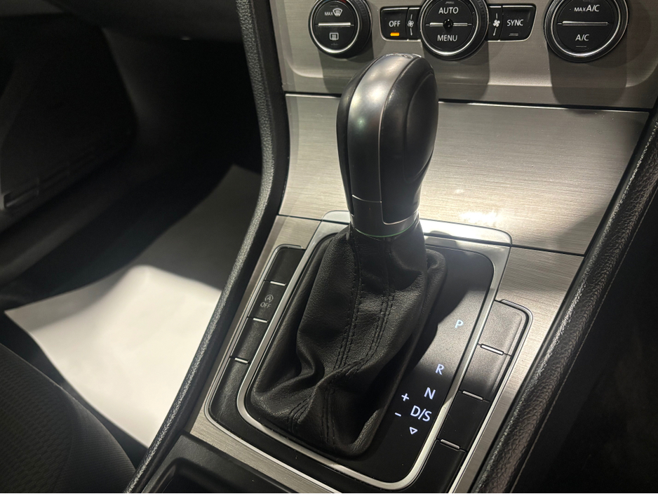 2015 Volkswagen Golf - image 11