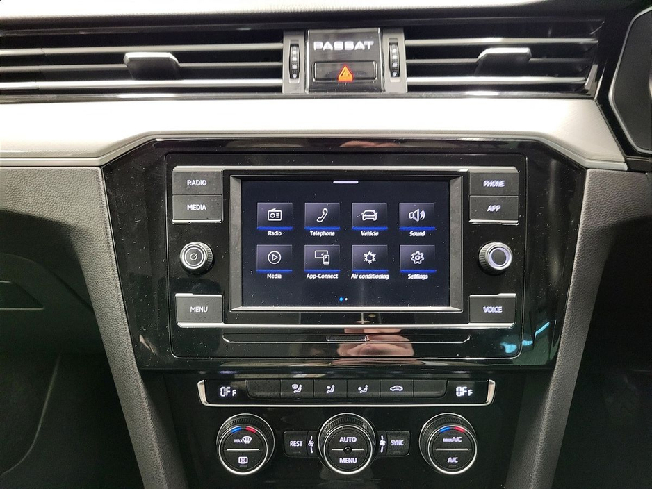 2021 Volkswagen Passat - image 8