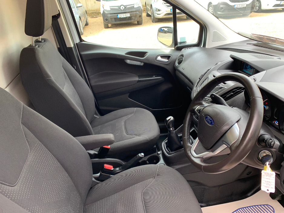 2018 Ford Transit Courier - image 15