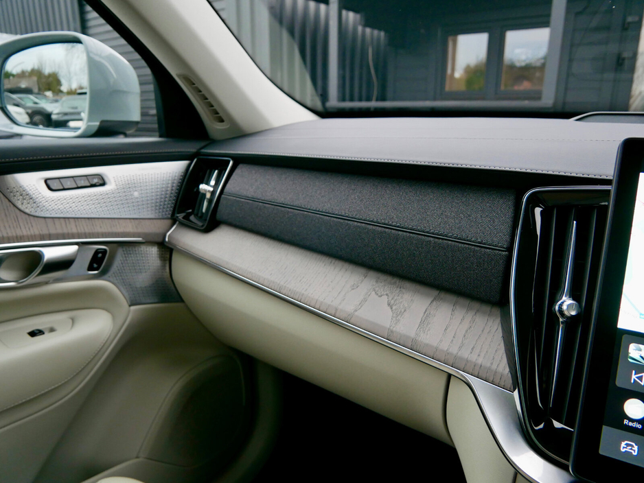 2025 Volvo XC90 T8 PHEV AWD Ultra Bright