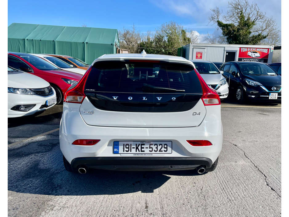 2019 Volvo V40 - image 7