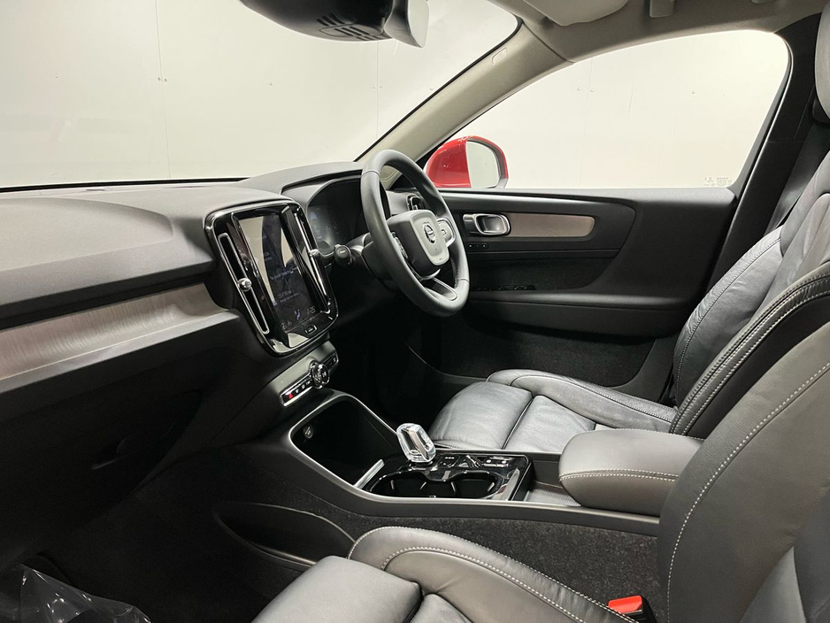 2022 Volvo XC40 - image 6