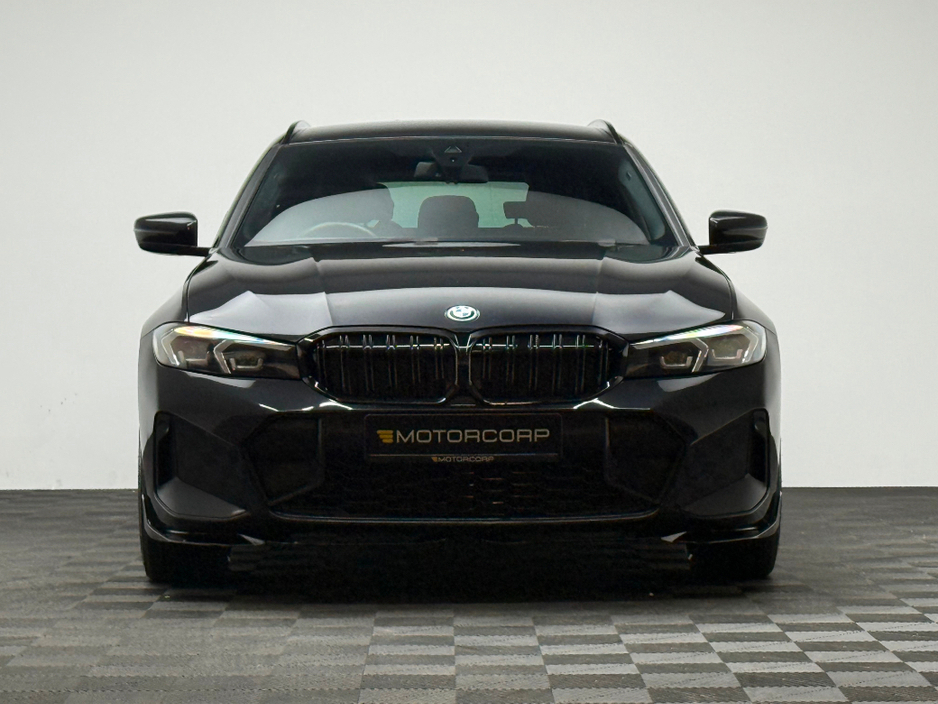2023 BMW 3 Series - image 2