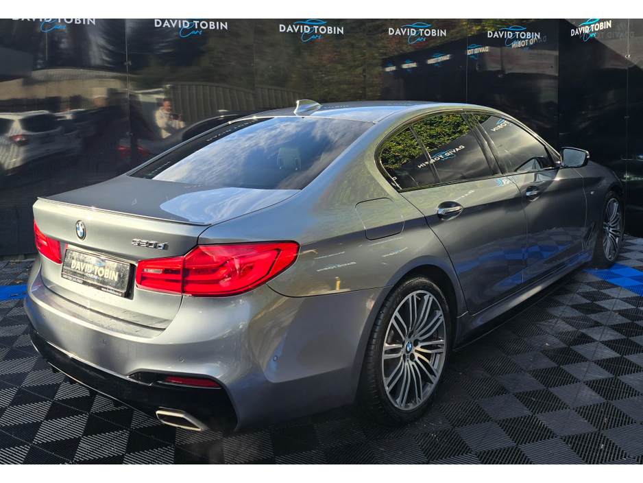 2017 BMW 5 Series - image 8