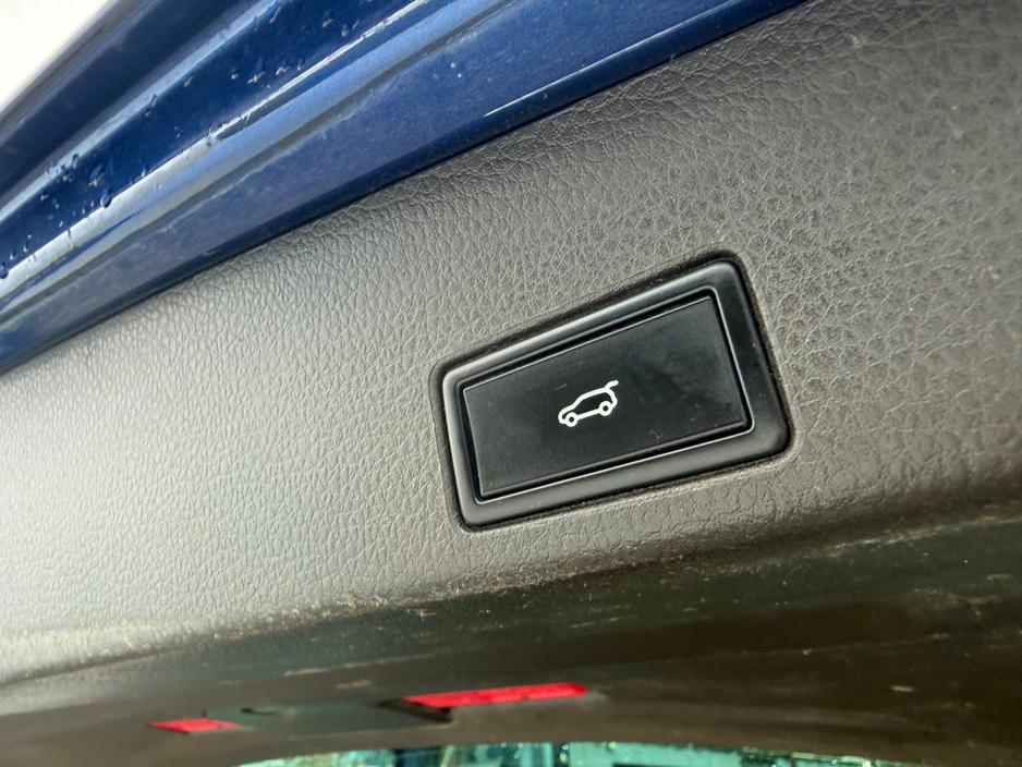 2018 Volkswagen Touareg - image 24