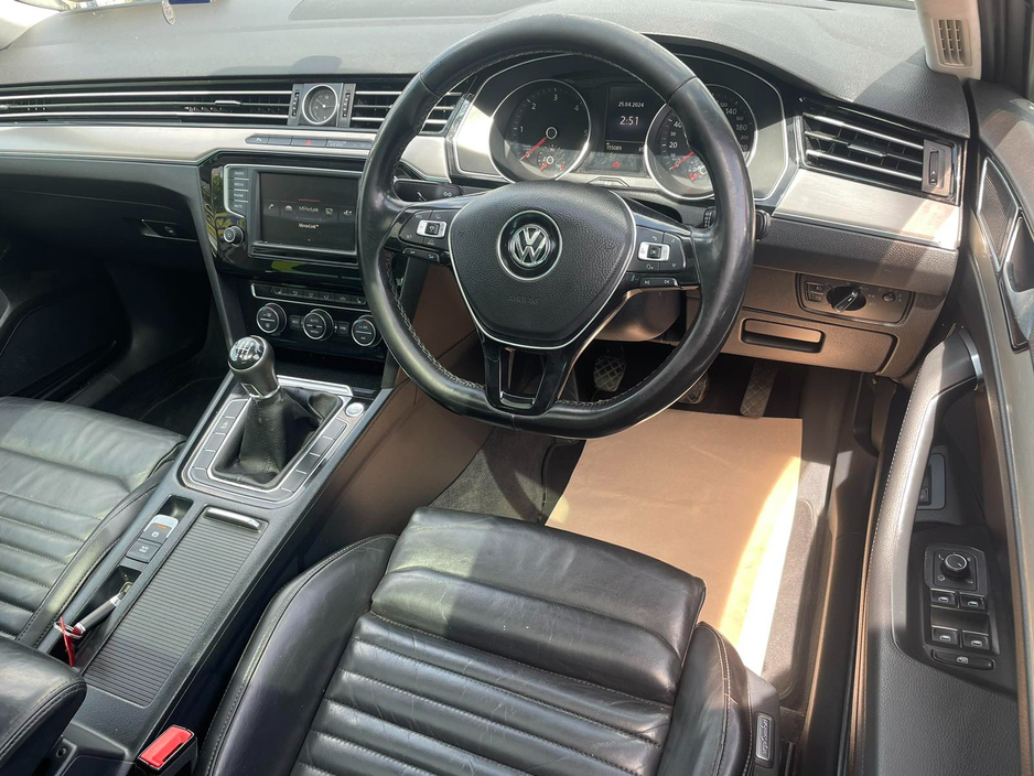 2015 Volkswagen Passat - image 11