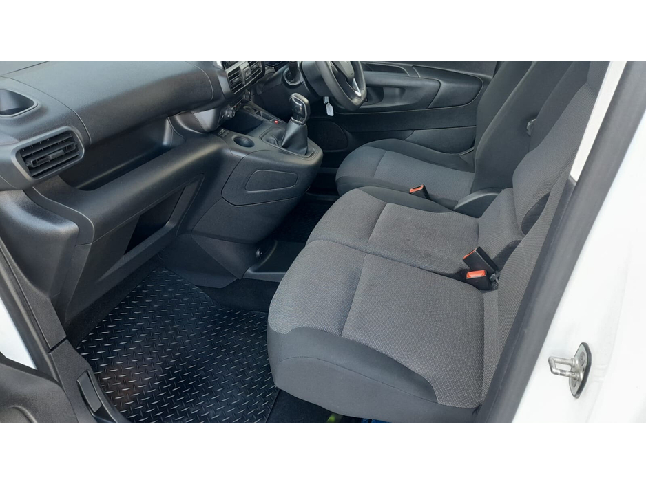 2021 Vauxhall Combo - image 10