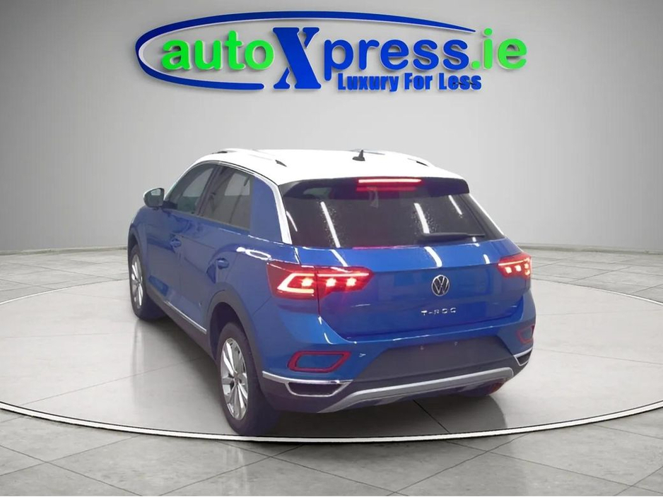 2023 Volkswagen T-Roc - image 3