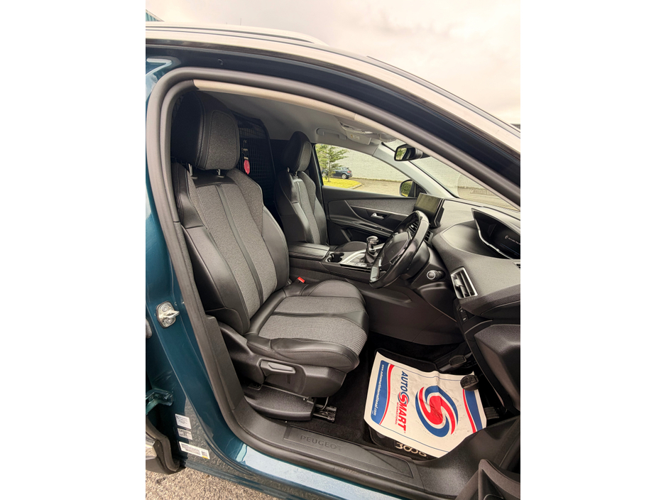 2022 Peugeot 3008 - image 4