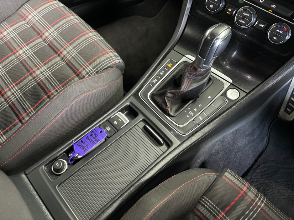 2015 Volkswagen Golf - image 9