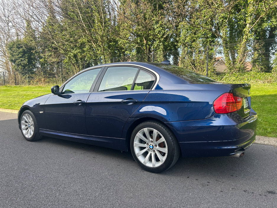 2011 BMW 3 Series - image 5