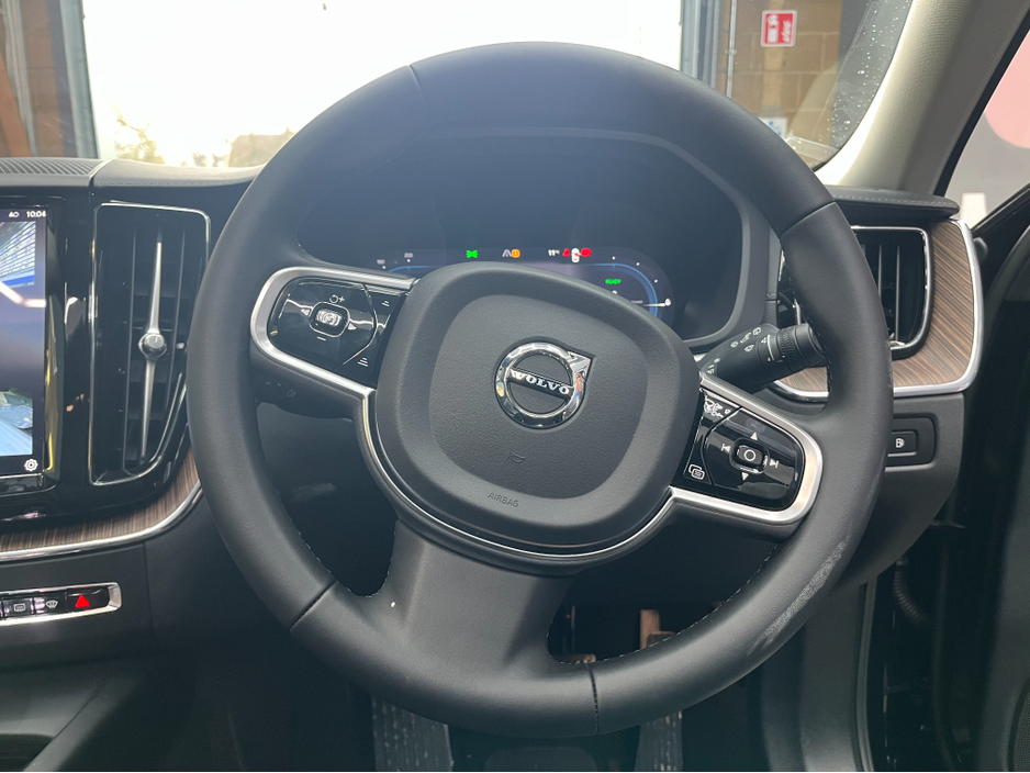 2022 Volvo XC60 - image 10