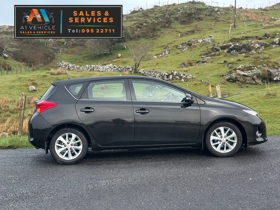 2015 Toyota Auris - image 20