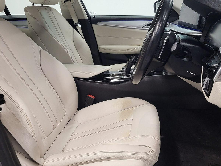 2022 BMW 5 Series - image 12