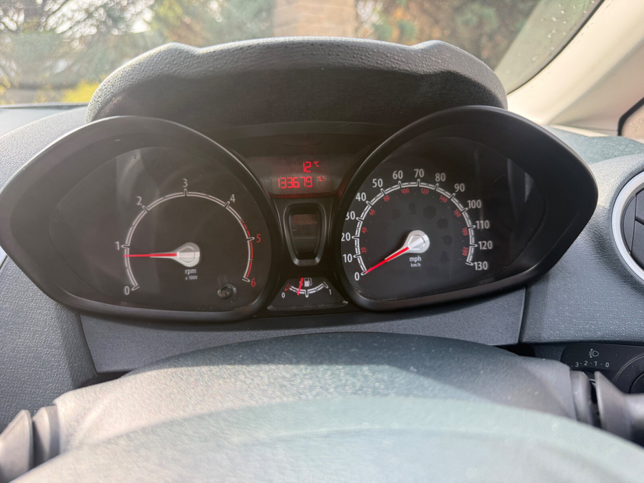 2012 Ford Fiesta - image 13