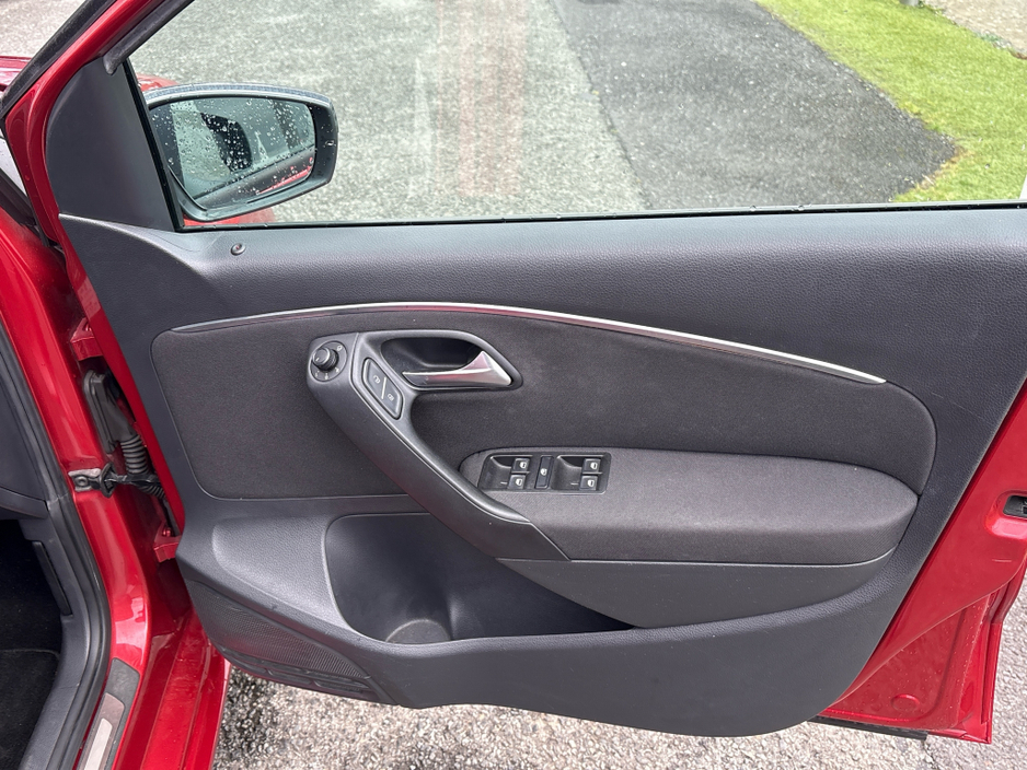 2014 Volkswagen Polo - image 11