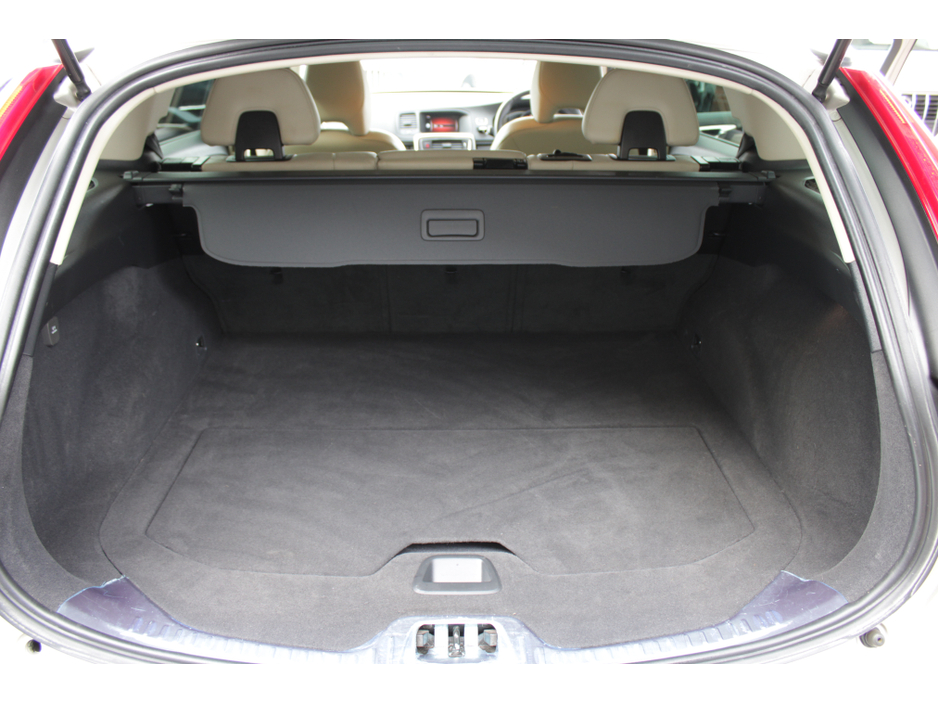 2017 Volvo V60 - image 18