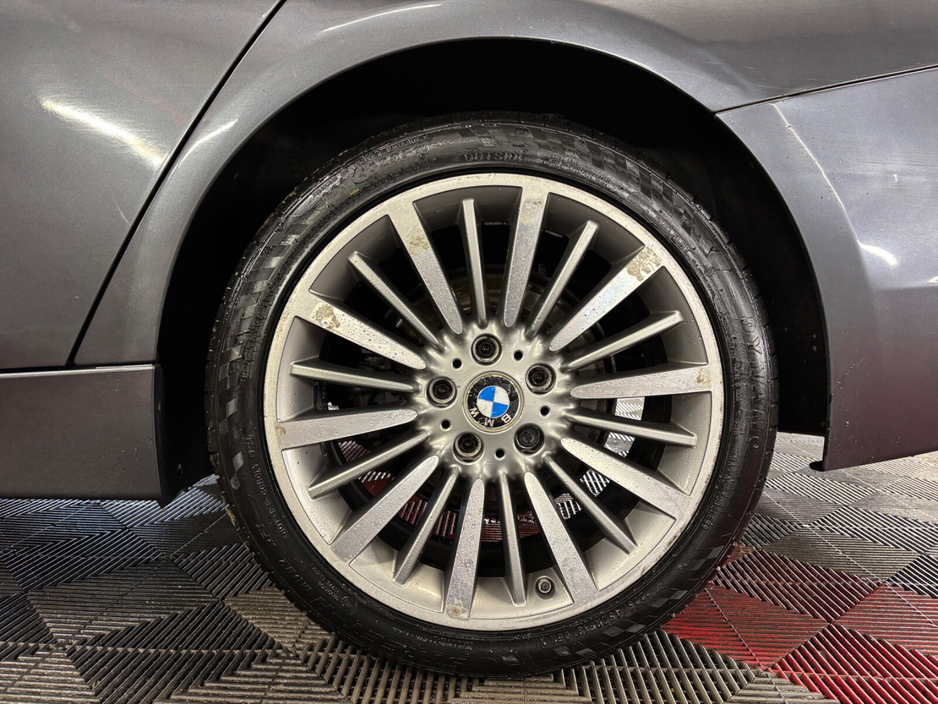 2017 BMW 3 Series - image 18