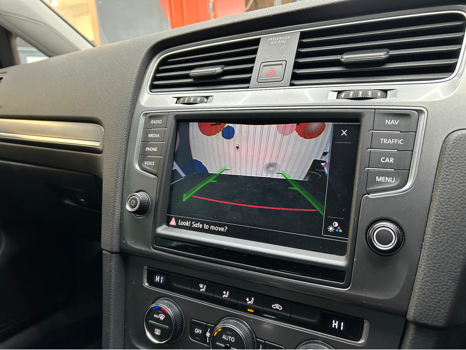 2015 Volkswagen Golf - image 8