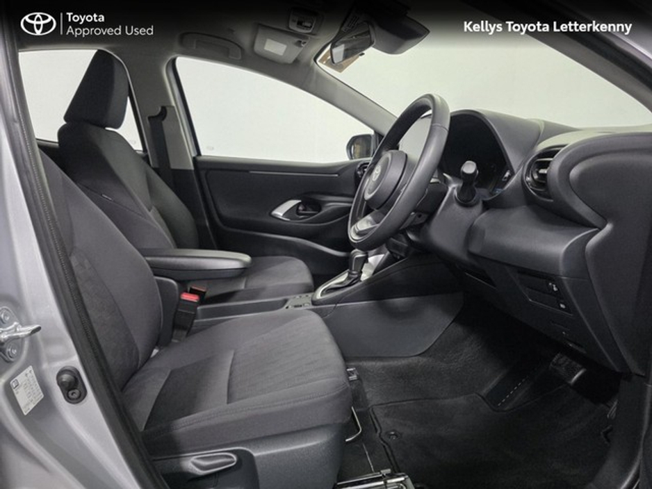 2025 Toyota Yaris - image 12