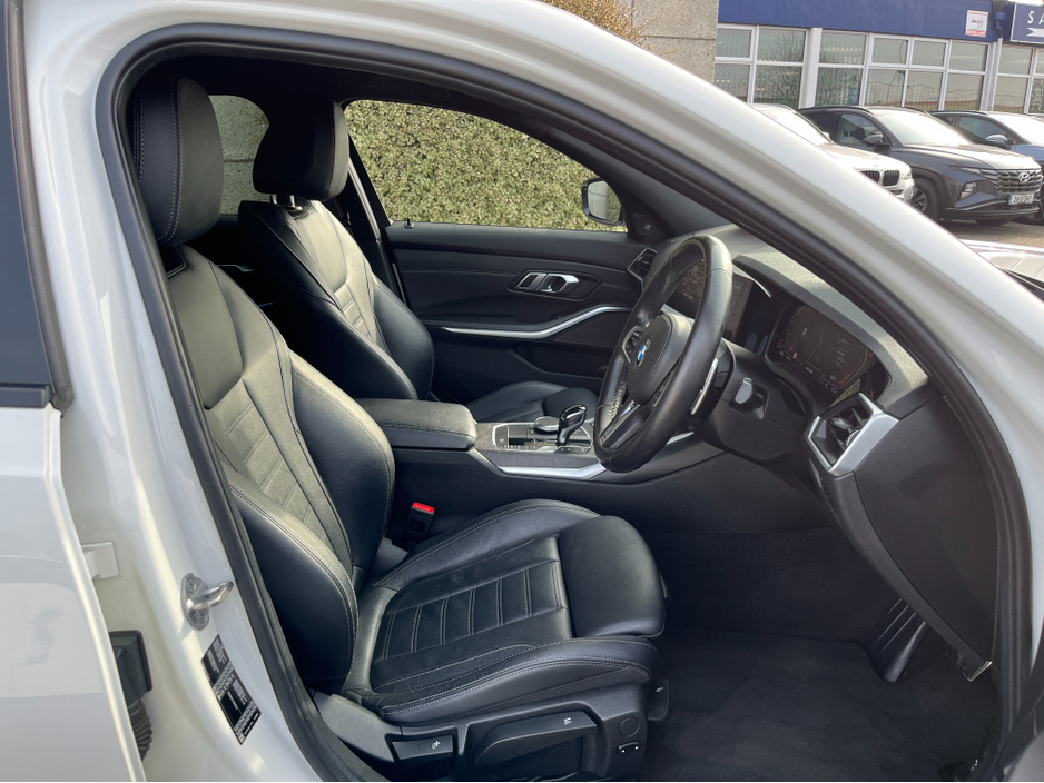 2020 BMW 3 Series - image 9