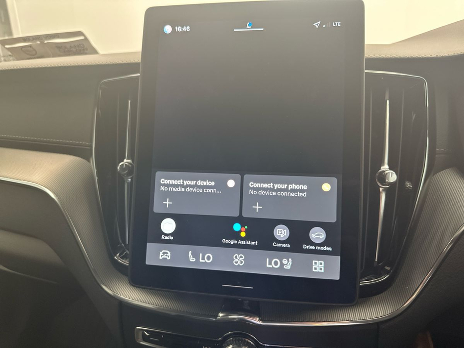 2025 Volvo XC60 - image 15