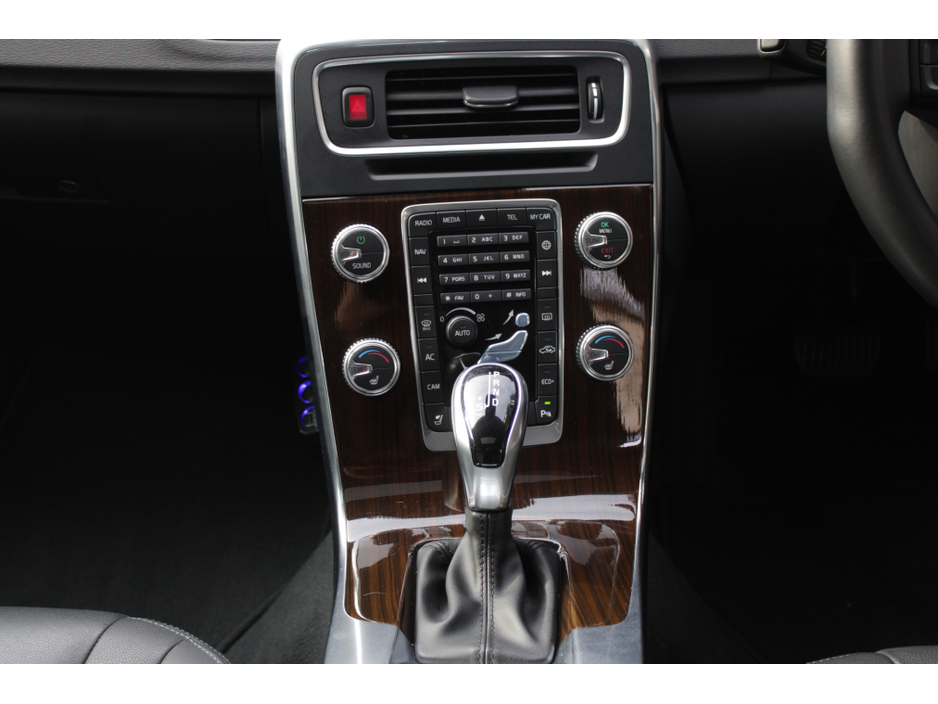 2018 Volvo V60 - image 19