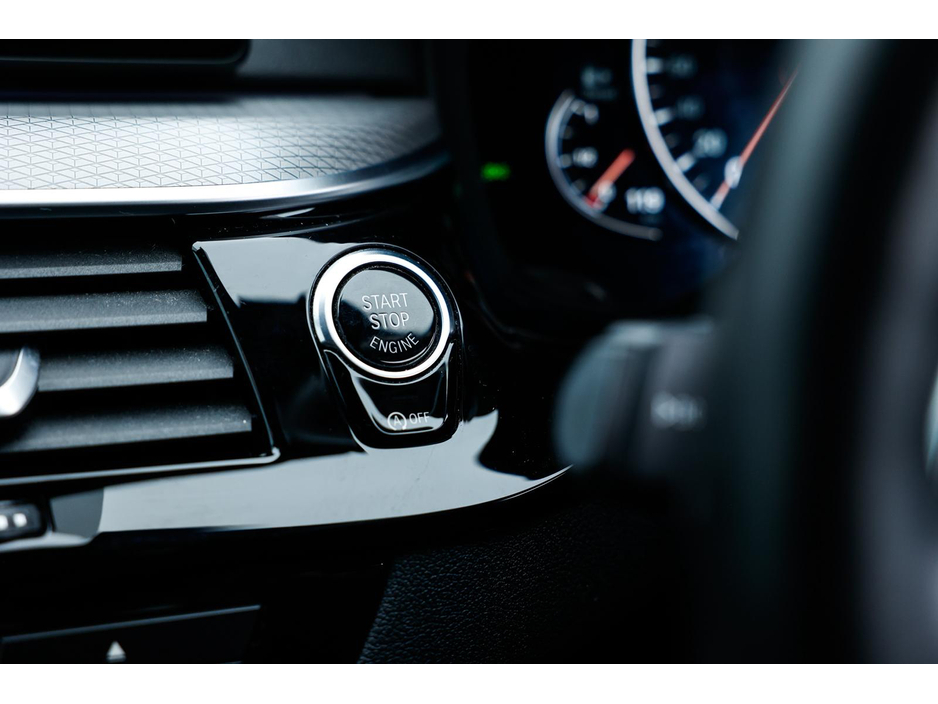 2017 BMW 5 Series - image 8