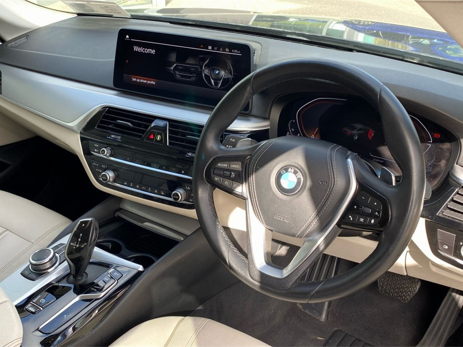 2022 BMW 5 Series - image 6