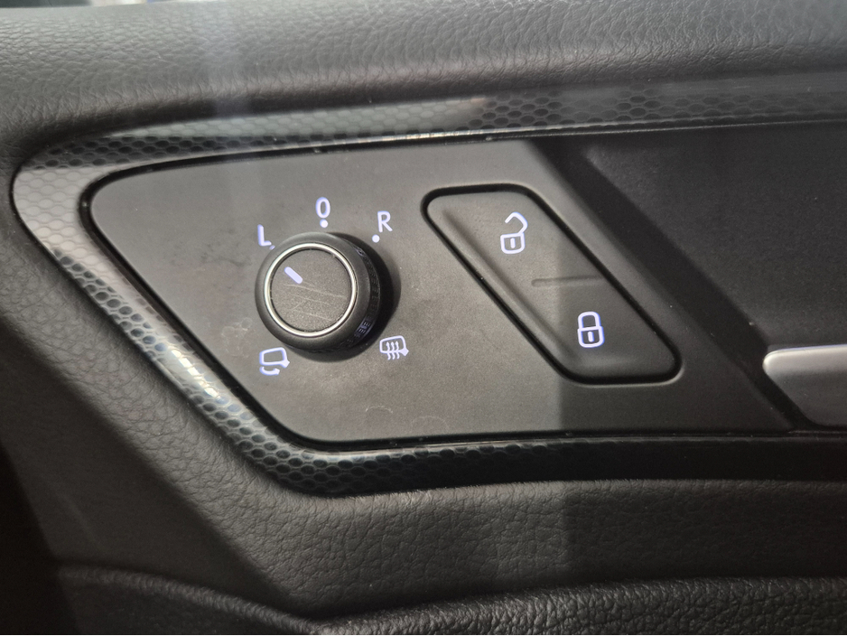 2016 Volkswagen Golf **HIGHLINE**ONLY 64000KMS**ALCANTARA SEATS*17" ALLOYS**BLIS**FOCAL INSIDE SPEAKERS*LANE ASSIST*KEYLESS ENTRY AND START**ADAPTIVE CRUISE CONTROL**DUAL ZONE CLIMATE**REVERSE CAMERA**BLUETOOTH STREAM €15,949