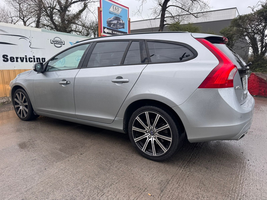 2017 Volvo V60 - image 6