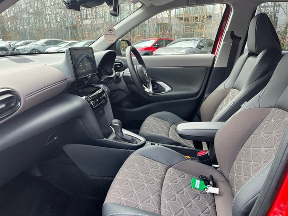 2022 Toyota Yaris Cross - image 6