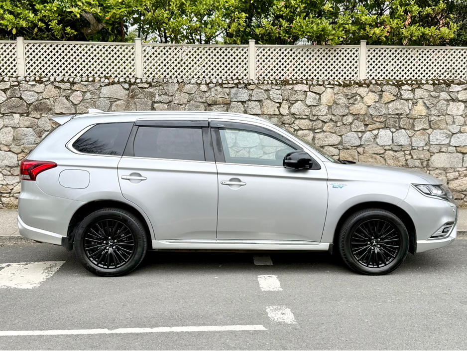 2019 Mitsubishi Outlander - image 3