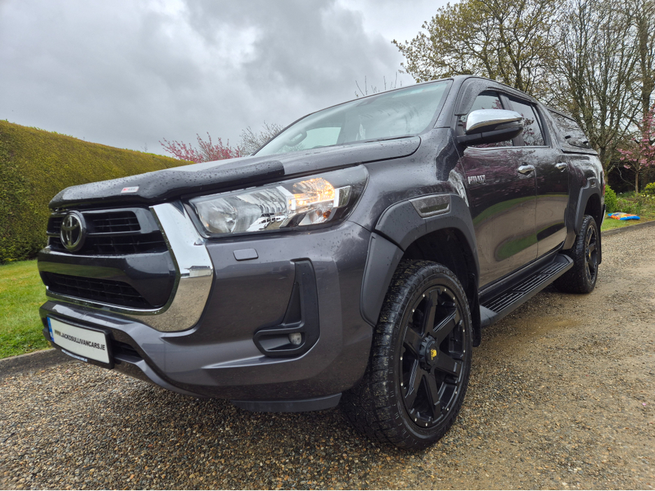 2025 Toyota Hilux - image 9