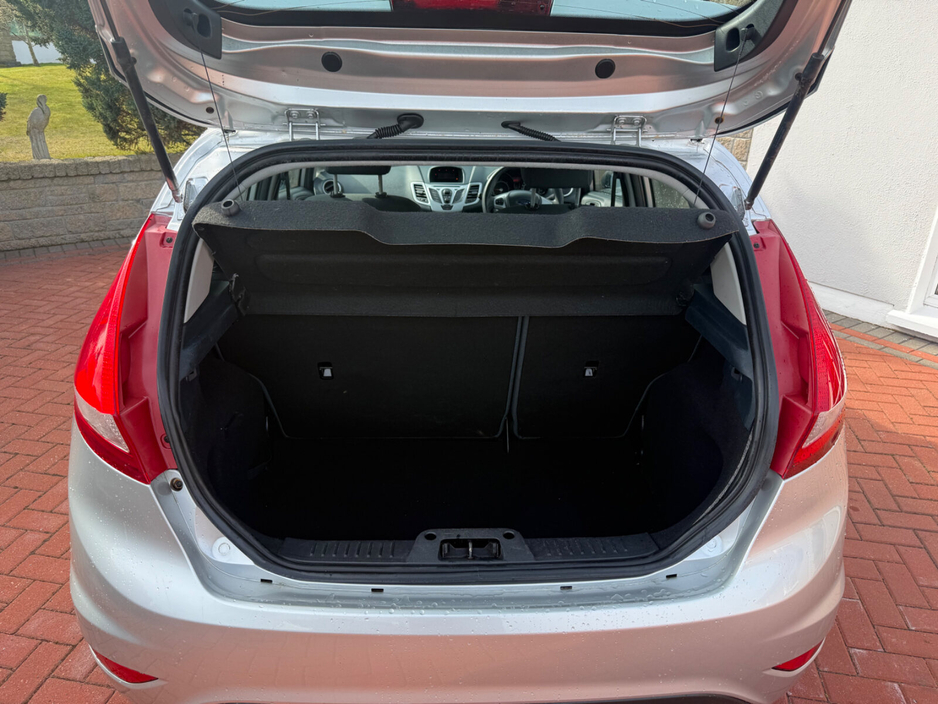 2012 Ford Fiesta - image 20