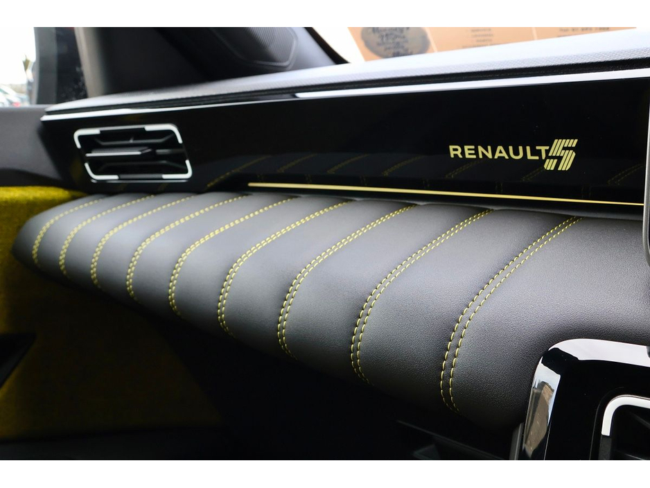 2025 Renault 5 - image 12