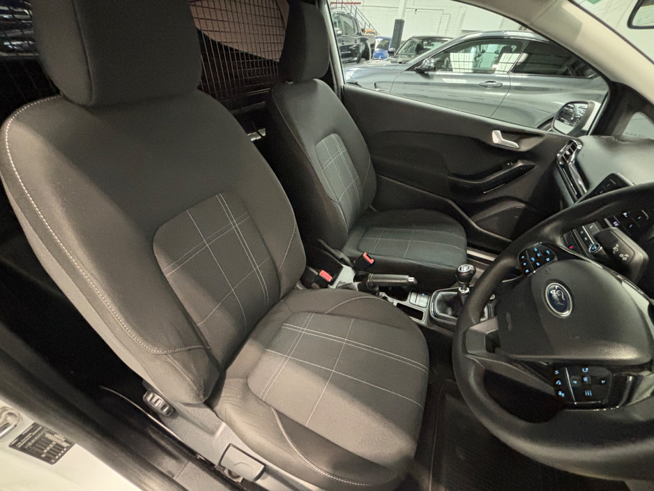 2020 Ford Fiesta - image 9