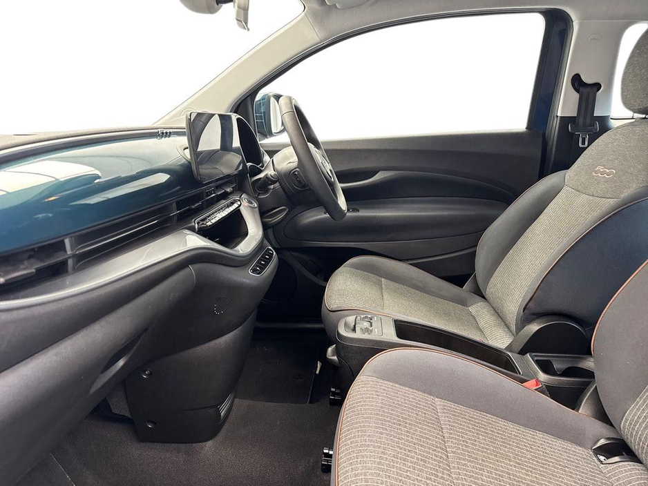 2022 Fiat 500 - image 2