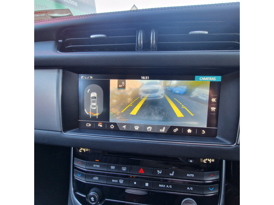 2017 Jaguar XF - image 10