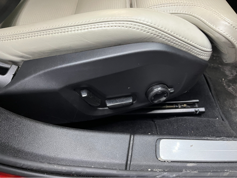 2021 Volvo V60 - image 12