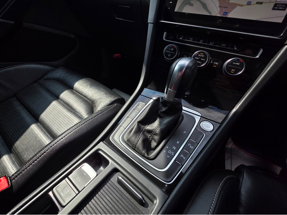 2020 Volkswagen Golf 1.4 FULL LEATHER SEATS ELECTRIC MEMORY SEATS  NAVI VIRTUAL CLOCKS ANDROID AUTO CARPLAY BLIND SPOT REAR TRAFFIC ASSIST ROAD SIGN RECOGNIZING  LANE ASSIST LOW TAX BAND €22,950