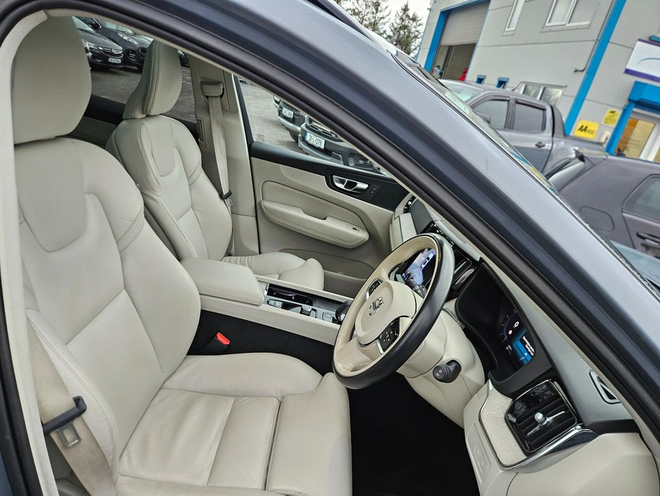 2023 Volvo XC60 - image 4