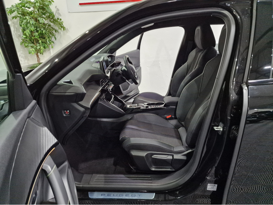2024 Peugeot 2008 EV GT (50KWH BATTERY) AUTOMATIC **ONE OWNER / TOP SPEC / APPLE CARPLAY / CRUISE CONTROL / HALF LEATHER / KEYLESS ENTRY / REVERSE CAMERA / WIRELESS PHONE CHARGING / PEUGEOT WARRANTY 03|2027** €25,900