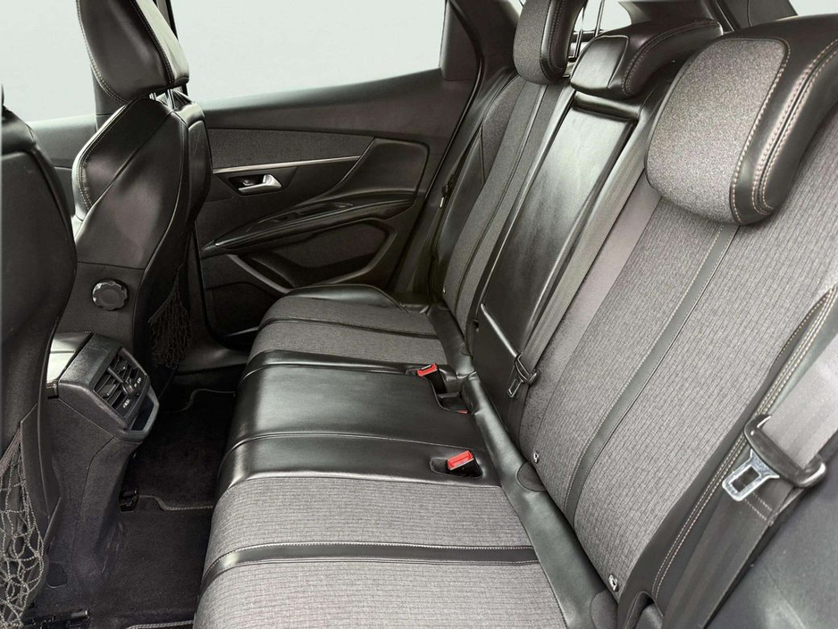 2017 Peugeot 3008 - image 8