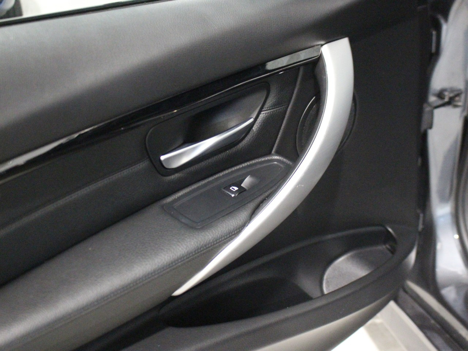 2018 BMW 3 Series - image 34