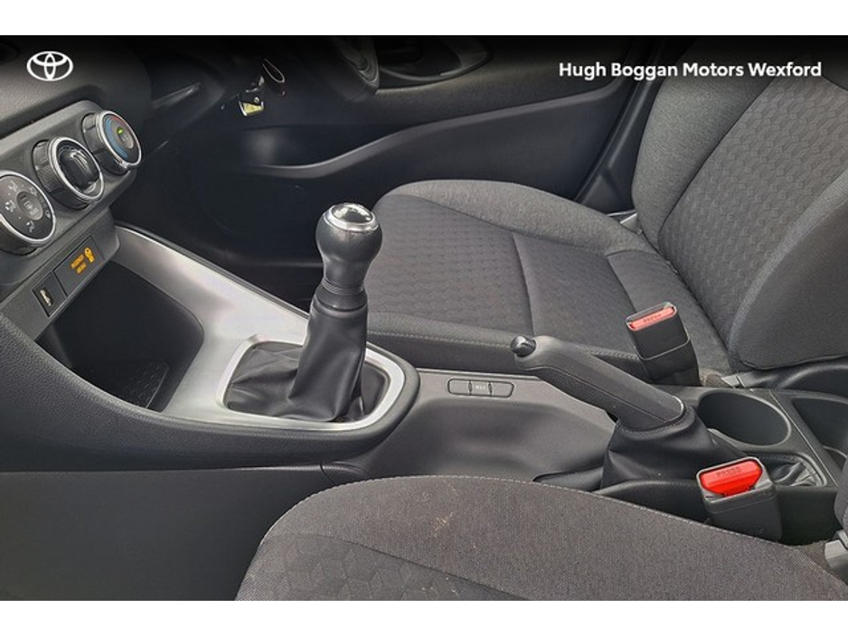 2021 Toyota Yaris - image 13