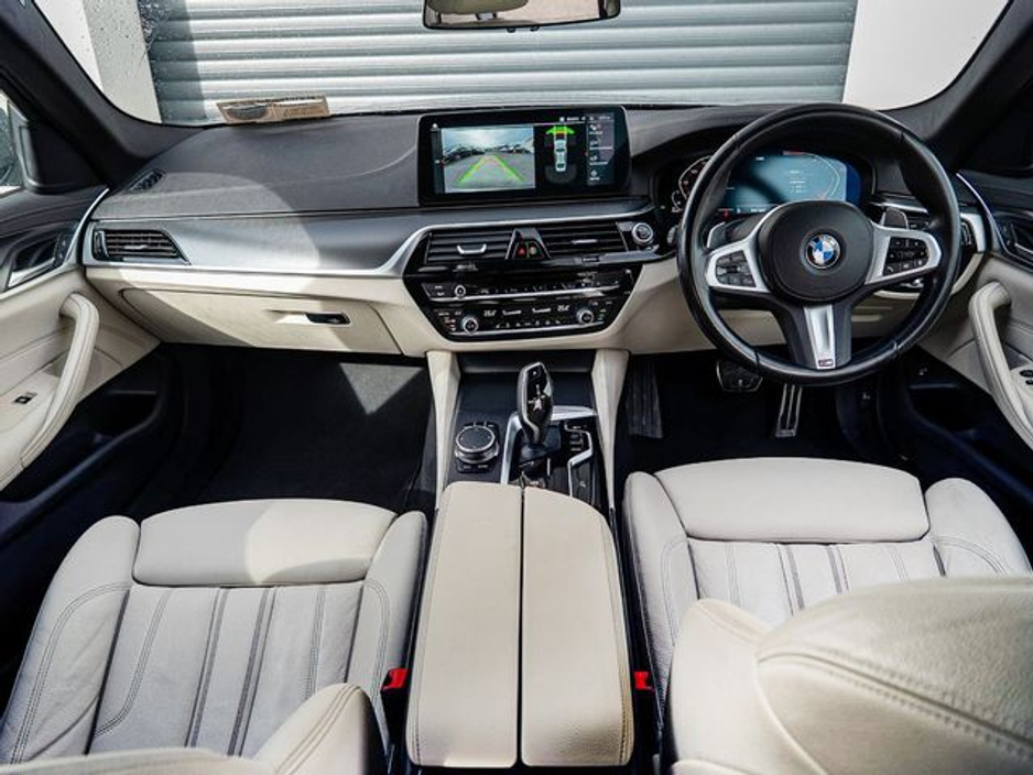 2023 BMW 5 Series - image 9